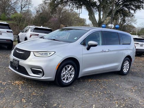 Used 2023 Chrysler Pacifica Touring-L image 3