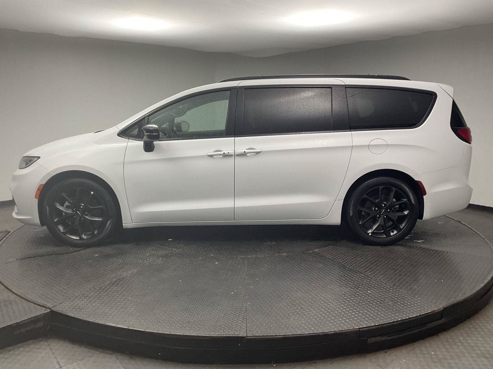 Used 2025 Chrysler Pacifica Limited FWD image 4