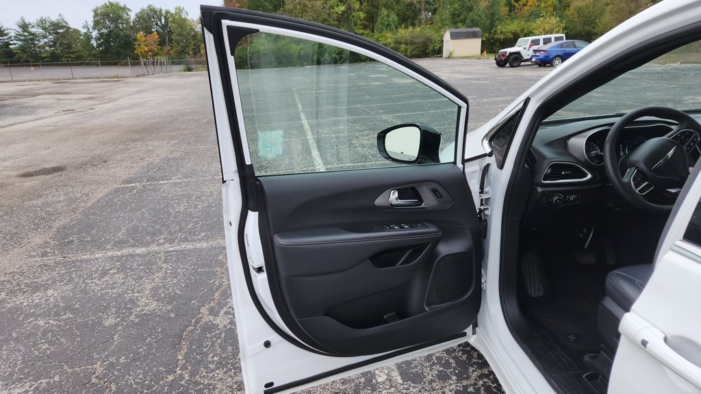 Used 2025 Chrysler Pacifica Select FWD image 16
