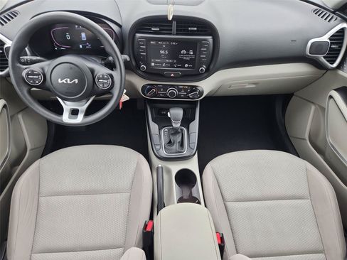 Used 2023 Kia Soul LX w/ LX Technology Package FWD image 18