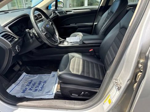 Used 2017 Ford Fusion SE w/ Equipment Group 201A FWD image 7