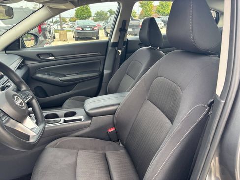 Used 2025 Nissan Altima 2.5 SV FWD image 24