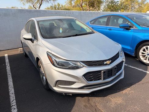 Used 2018 Chevrolet Cruze LT FWD image 4