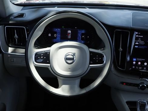 Used 2022 Volvo XC60 B5 Inscription w/ Advanced Package FWD image 26
