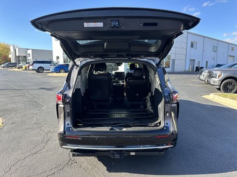 Used 2023 Toyota Sienna Platinum image 5