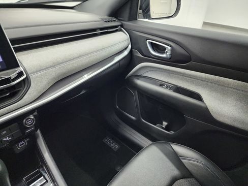 Used 2024 Jeep Compass Latitude image 12