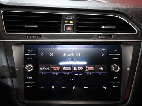 Used 2018 Volkswagen Tiguan SE w/ 18" Alloy Wheels Package FWD image 19