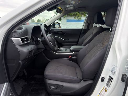 Used 2023 Toyota Highlander L FWD image 16