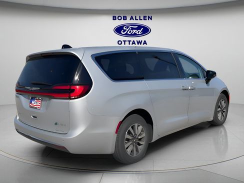 Used 2024 Chrysler Pacifica Select image 8