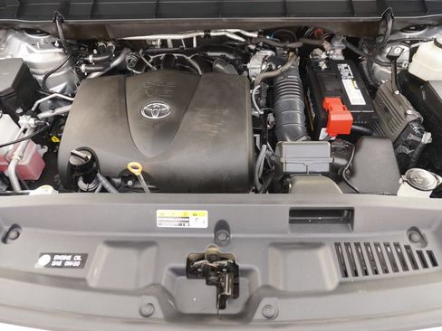 Used 2020 Toyota Highlander XLE FWD image 24