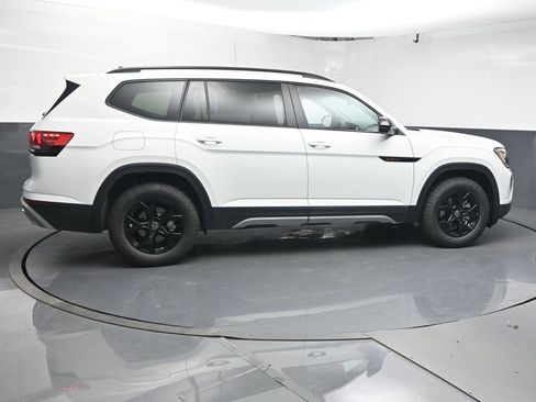 Used 2025 Volkswagen Atlas Peak Edition SE image 8