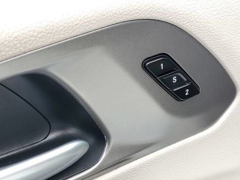 Used 2024 Chrysler Pacifica Limited FWD image 28