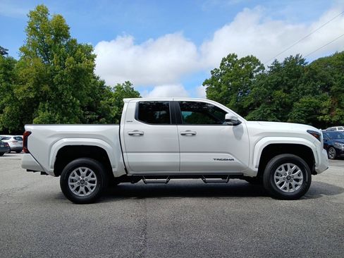 Used 2024 Toyota Tacoma SR5 AWD/4WD image 5