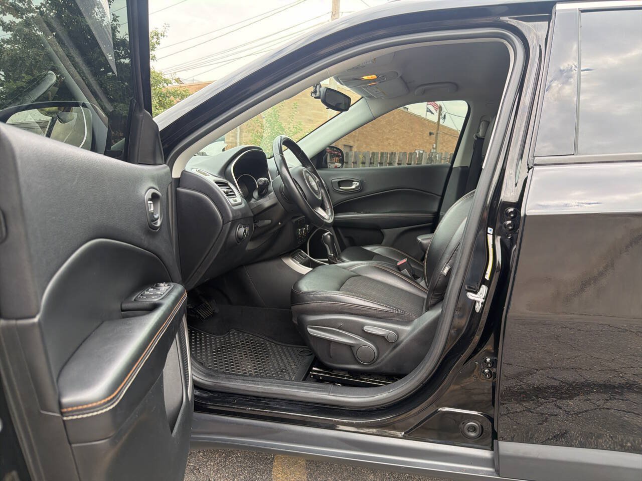 Used 2018 Jeep Compass Latitude w/ Cold Weather Group FWD image 20