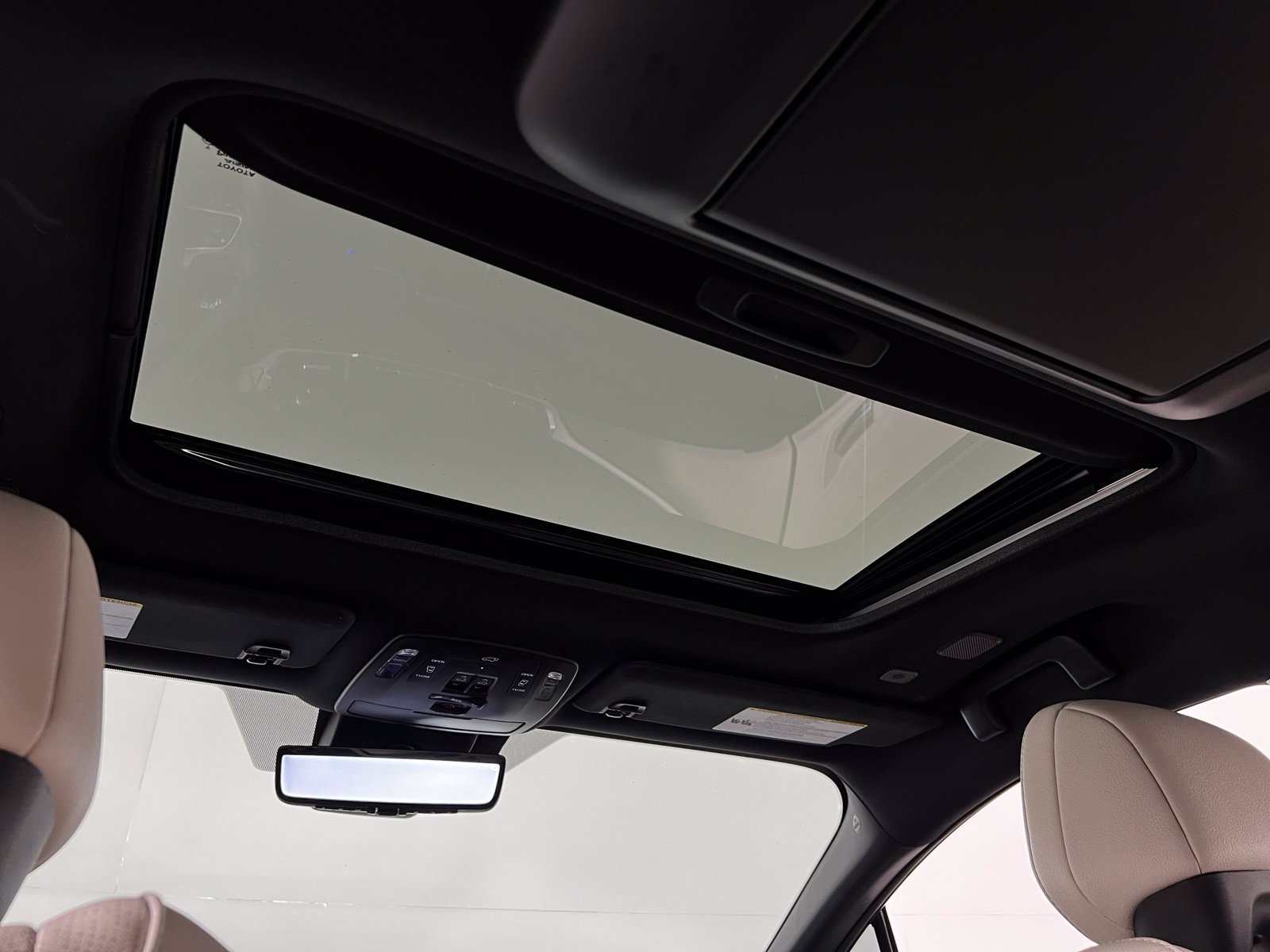 Certified 2025 Toyota Sienna Platinum FWD image 28