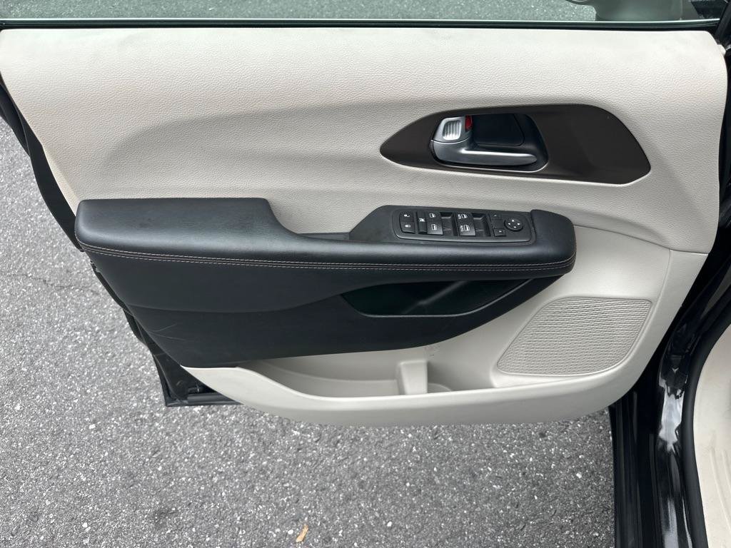 Used 2017 Chrysler Pacifica Touring Plus w/ Tire & Wheel Group FWD image 31