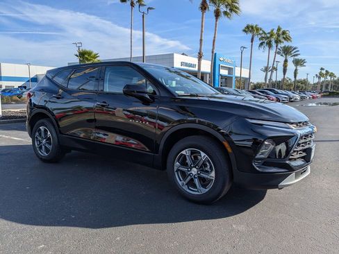 Used 2025 Chevrolet Blazer LT image 2