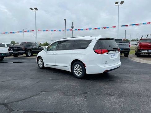 Used 2017 Chrysler Pacifica Touring-L Plus FWD image 3