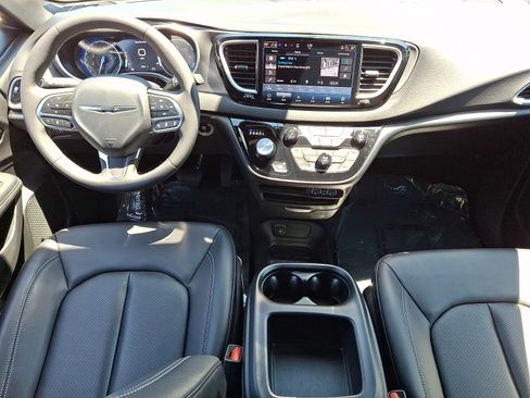 Used 2025 Chrysler Pacifica Select FWD image 15