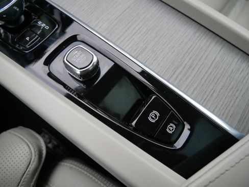 Certified 2023 Volvo XC60 B6 Ultimate w/ Climate Package image 18