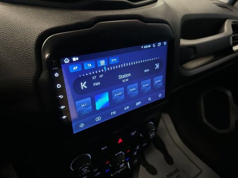 Used 2018 Jeep Renegade Latitude AWD/4WD image 13