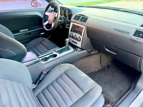 Used 2010 Dodge Challenger SE RWD image 10