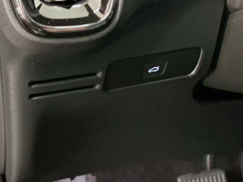 Used 2023 Volvo XC40 Recharge Plus image 17