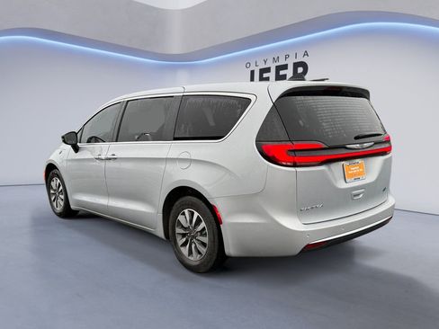 Certified 2024 Chrysler Pacifica Select image 3
