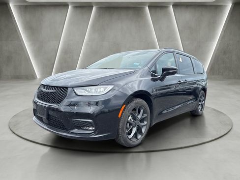 Used 2026 Chrysler Pacifica Limited w/ S Appearance Package FWD image 3