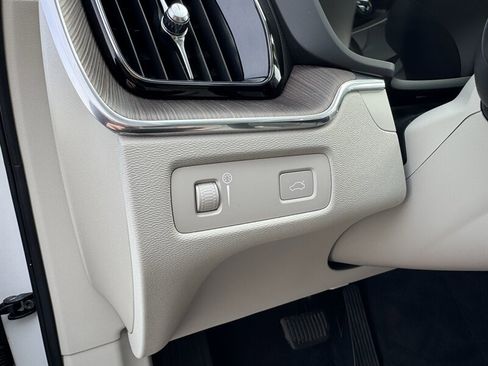 Used 2022 Volvo XC60 B5 Momentum image 7