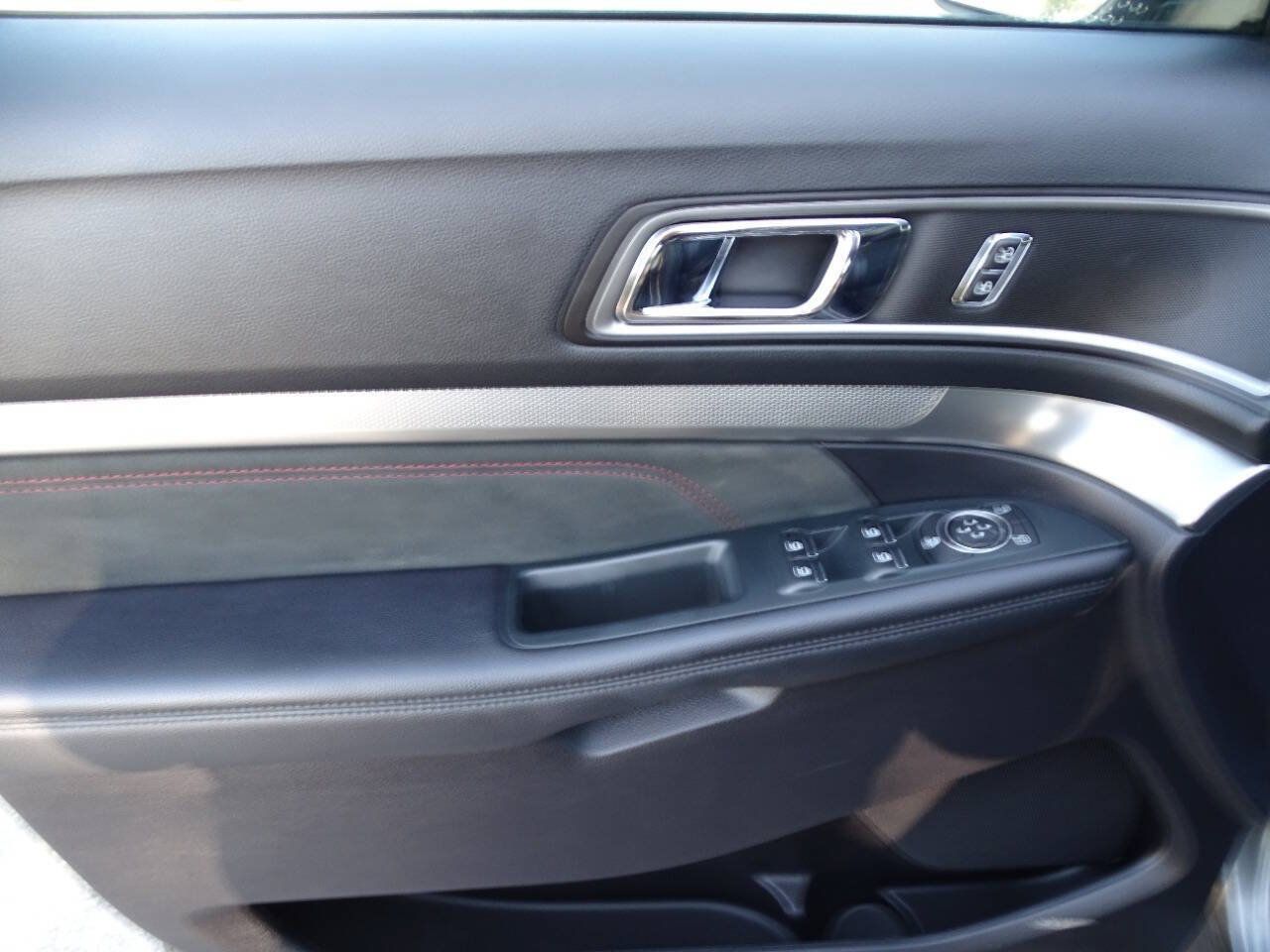 Used 2019 Ford Explorer AWD XLT w/ XLT Sport Appearance Package image 18