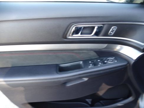 Used 2019 Ford Explorer AWD XLT w/ XLT Sport Appearance Package image 18