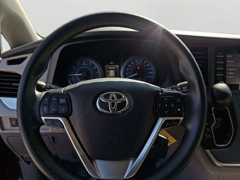 Used 2020 Toyota Sienna L image 18