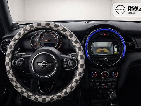 Used 2017 MINI Cooper 4-Door Hardtop image 9