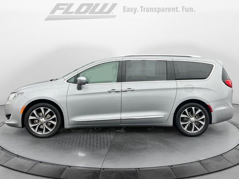 Used 2017 Chrysler Pacifica Limited image 5