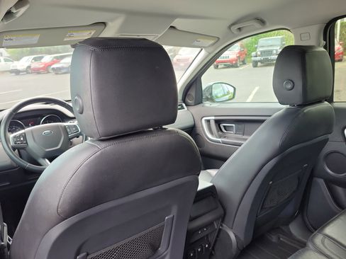 Used 2017 Land Rover Discovery Sport SE image 15