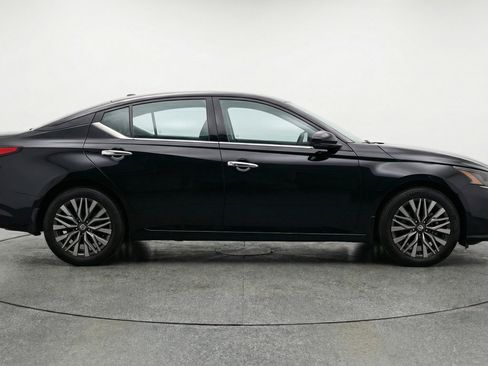 Used 2025 Nissan Altima 2.5 SV image 11