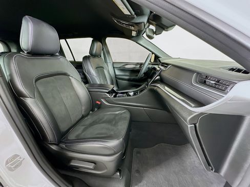 Used 2023 Jeep Grand Cherokee Altitude image 31