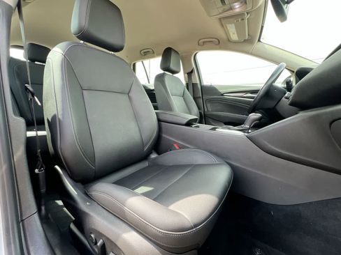 Used 2018 Buick Regal Essence w/ Driver Confidence Package #1 AWD/4WD image 21