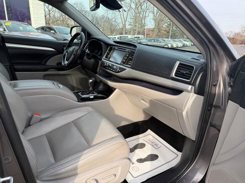 Used 2019 Toyota Highlander XLE image 19