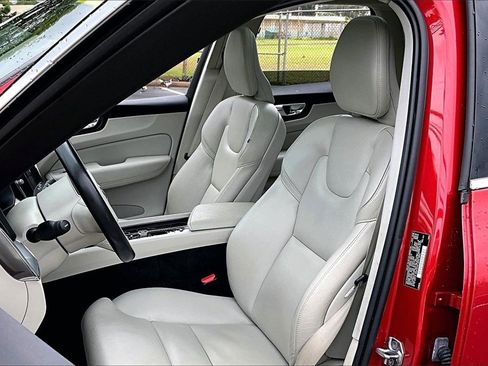 Used 2019 Volvo XC60 T5 Momentum w/ Premium Package image 27