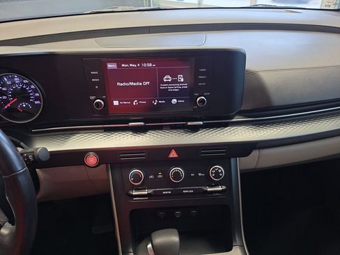 Used 2023 Kia Carnival LX FWD image 25