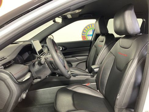 Used 2025 Jeep Compass Trailhawk AWD/4WD image 11