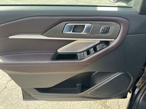 Used 2025 Ford Explorer Platinum image 29