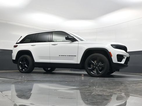 Used 2023 Jeep Grand Cherokee Altitude AWD/4WD image 35