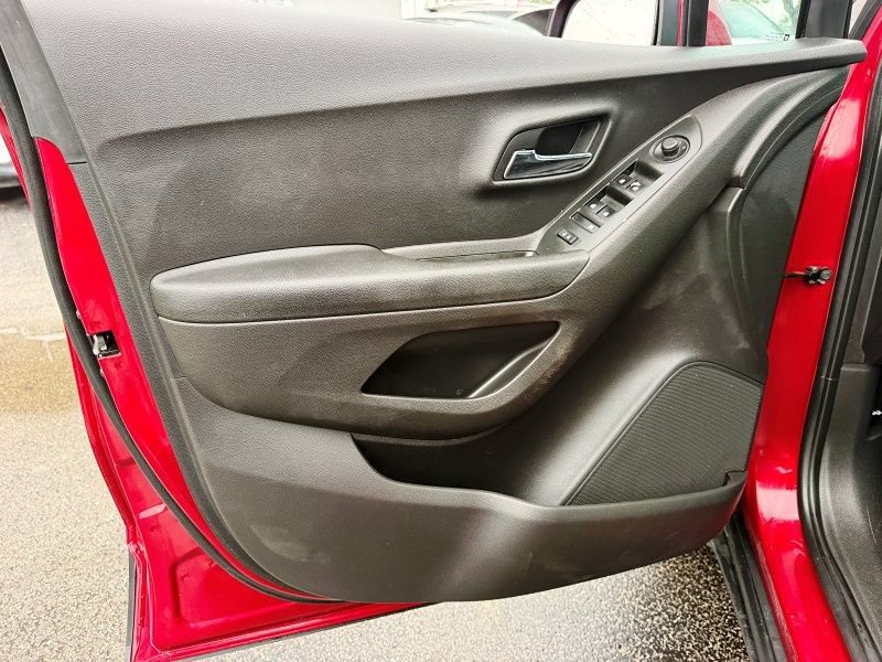 Used 2020 Chevrolet Trax LT w/ LT Convenience Package FWD image 29