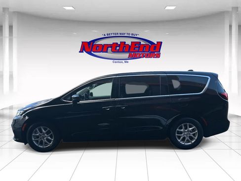 Used 2024 Chrysler Pacifica Touring-L image 6