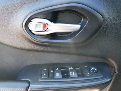 Used 2016 Jeep Cherokee Latitude image 12