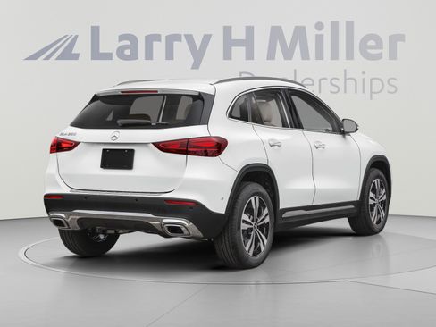 Used 2025 Mercedes-Benz GLA 250 4MATIC image 2