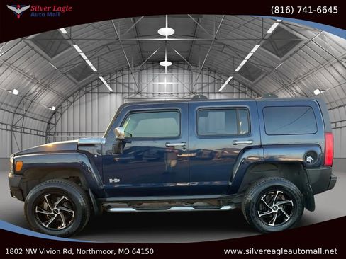 Used 2007 HUMMER H3 image 2